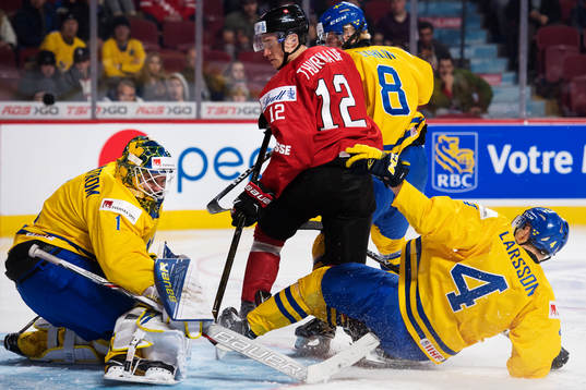Sveriges målvakt Felix Sandström, Rasmus Dahlin och Jacob