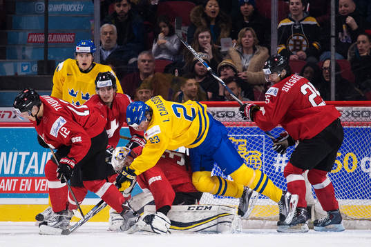 Sveriges Lucas Carlsson kastar sig över Schweiz målvakt