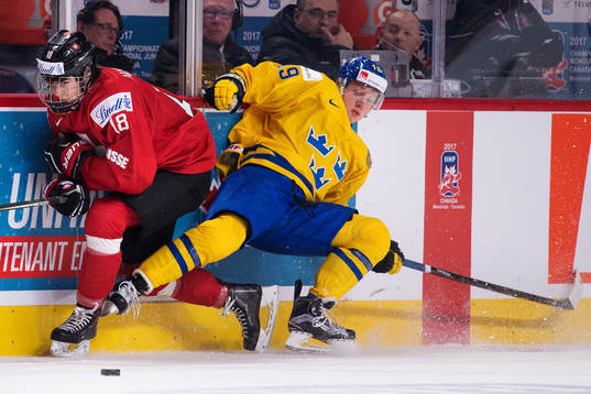 Schweiz Nico Hischier i en närkamp med Sveriges Alexander