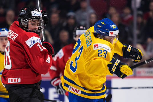 Schweiz Nico Hischier krockar med Sveriges Lucas Carlsson