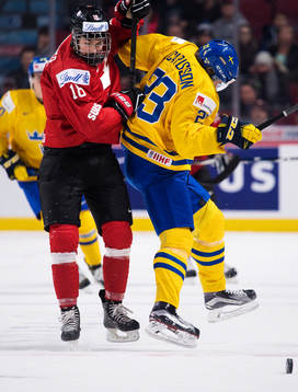 Schweiz Nico Hischier krockar med Sveriges Lucas Carlsson