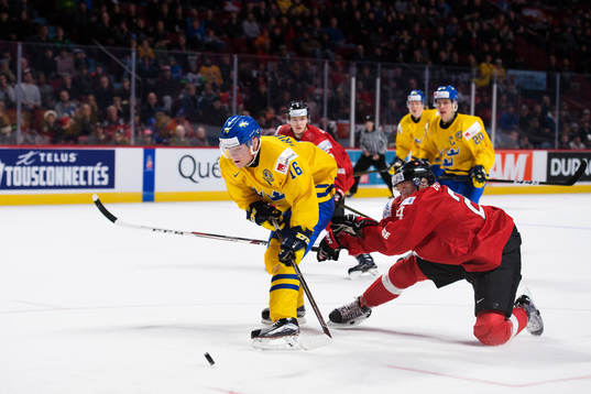Sveriges Carl Grundström tar sig förbi Schweiz Colin