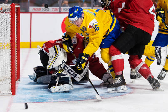 Sveriges Carl Grundström utmanar framför mål