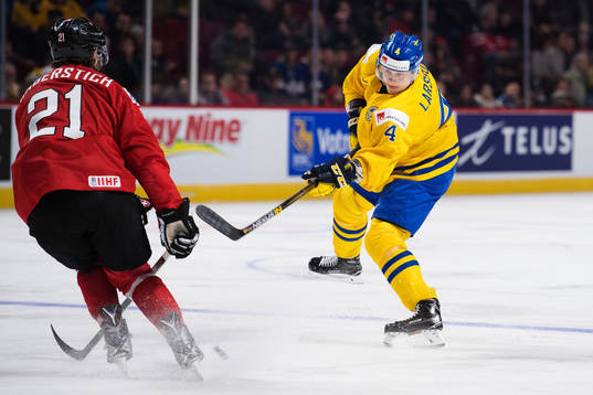 Sveriges Jacob Larsson skjuter ett skott