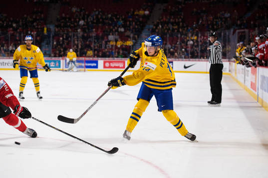 Sveriges Elias Pettersson passar pucken