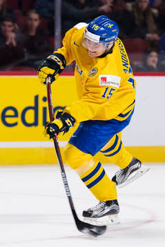 Sveriges Lias Andersson skjuter ett skott