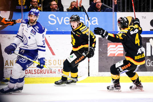 Skellefteås Sebastian Aho och Bud Holloway jublar
