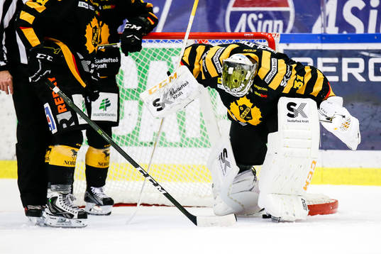 Skellefteås målvakt Joni Ortio räddar pucken på