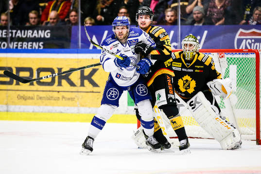 Skellefteås Adam Pettersson och målvakt Joni Ortio