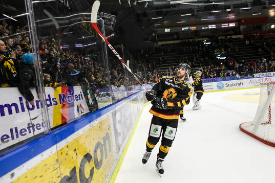 Skellefteås Bud Holloway jublar