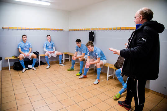 Malmö FF;s ungdomsspelare får instruktioner från sin