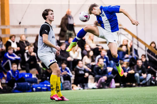 Spelare från Kulladal nickar ner bollen