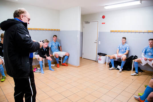 Malmö FF;s ungdomsspelare får instruktioner från sin