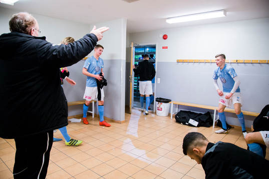 Malmö FF;s ungdomsspelare får instruktioner från sin