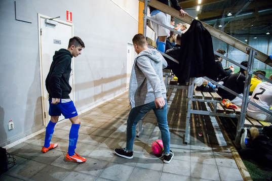 Spelare trixar med fotboll