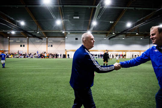 Ledare hälsar på varandra