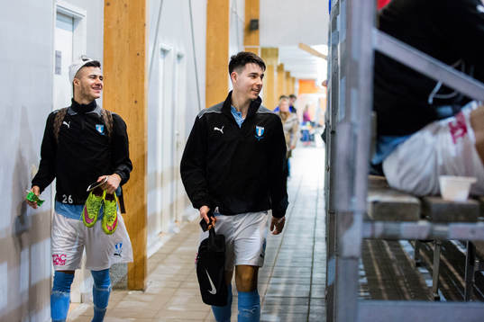Spelare bakom läktaren