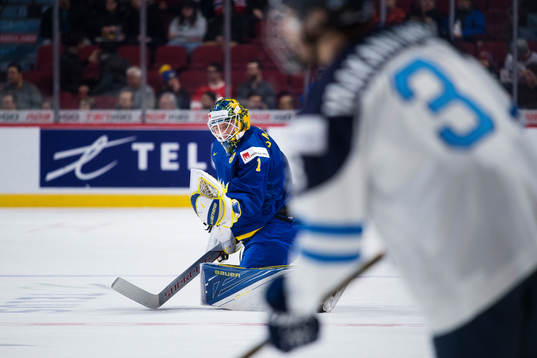 Sveriges målvakt Felix Sandström värmer upp