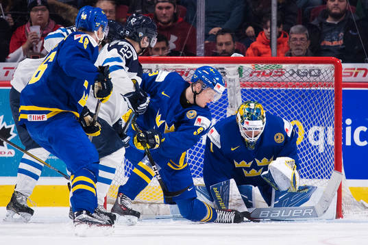 Sveriges Gabriel Carlsson och målvakt Felix Sandström