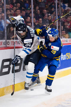 Finlands Kristian Vesalainen tacklas av Sveriges Tim
