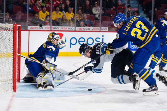 Sveriges målvakt Felix Sandström och Lucas Carlsson