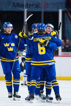 Sveriges Lias Andersson jublar med lagkamrater