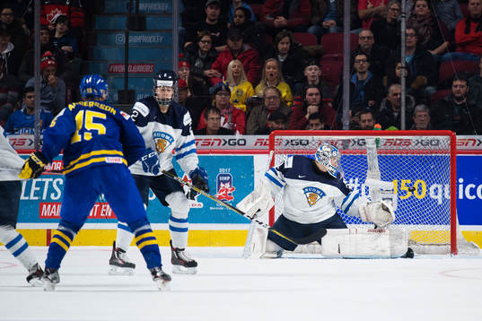 Sveriges Lias Andersson skjuter in 1-1 bakom Finlands