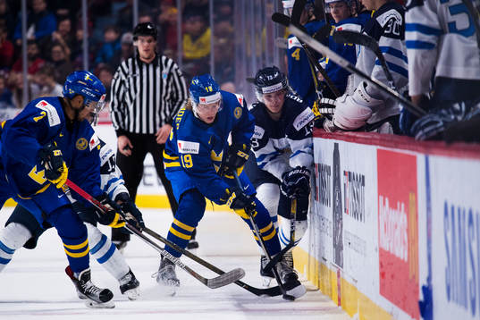 Sveriges Alexander Nylander kämpar mot Finlands Henrik