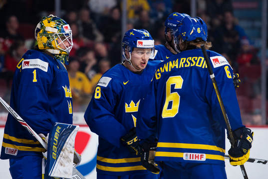 Sveriges målvakt Felix Sandström, Rasmus Asplund och