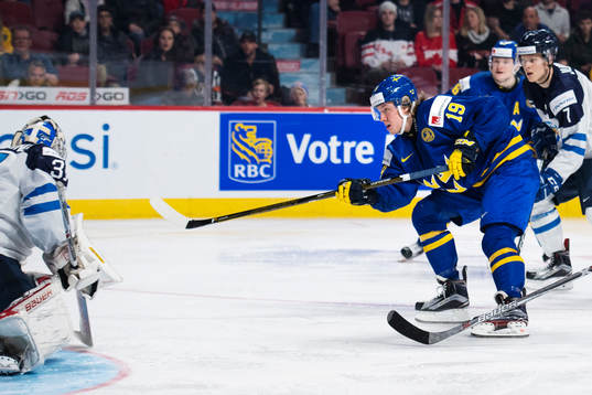 Sveriges Alexander Nylander skjuter in 1-2 bakom Finlands