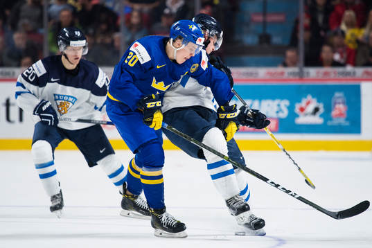 Sveriges Joel Eriksson Ek drar i Finlands Juuso Välimäki