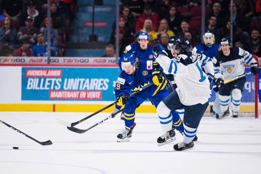 Sveriges Alexander Nylander skjuter in 1-3 i tom bur