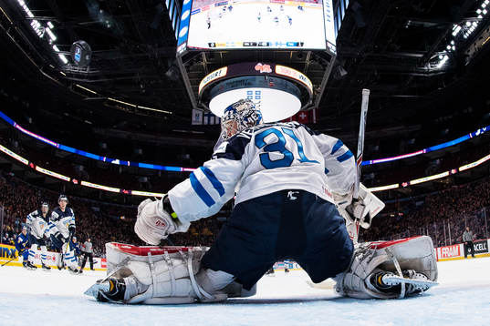 Finlands målvakt Veni Vehviläinen släpper in 1-1-målet