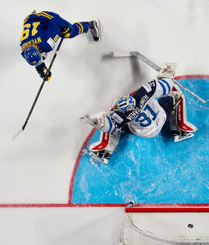 Sveriges Alexander Nylander skjuter in 1-2 bakom Finlands