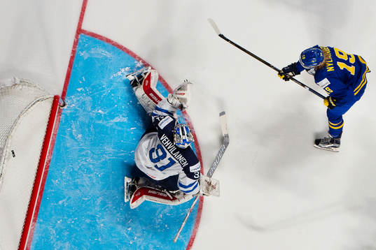 Sveriges Alexander Nylander (t h) skjuter in 1-2 bakom