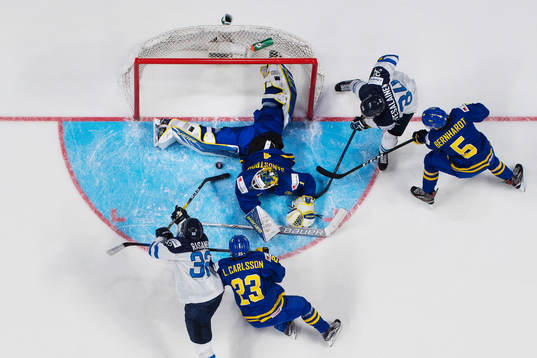 Sveriges Lucas Carlsson, målvakt Felix Sandström och