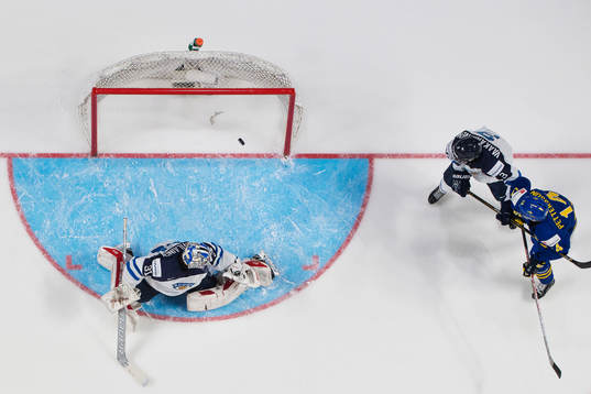 Finlands målvakt Veni Vehviläinen släpper in 1-1-målet