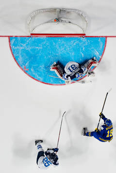 Sveriges Alexander Nylander (t h) skjuter in 1-2 bakom