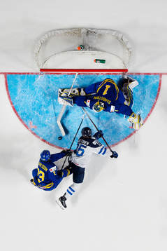 Sveriges Lucas Carlsson och målvakt Felix Sandström