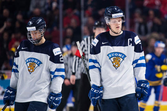 Finlands Miro Heiskanen och Olli Juolevi deppar