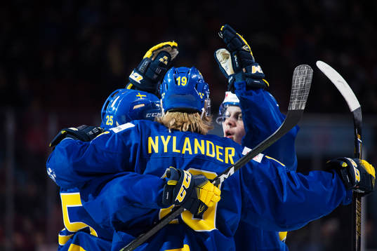 Sveriges Alexander Nylander kramas om av lagkamrater