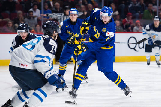 Sveriges Fredrik Karlström skjuter ett skott