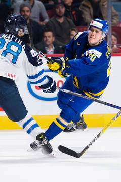 Sveriges Joel Eriksson Ek skjuter ett skott