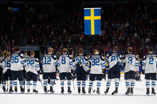 Finlands spelare ser Sveriges flagga hissas upp