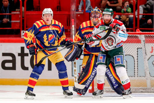 Djurgårdens Emil Johansson och målvakt Mikael Tellqvist