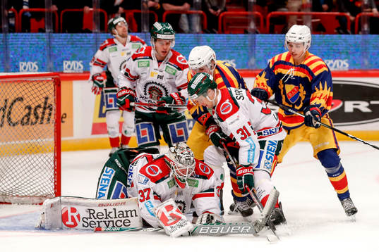 Frölundas målvakt Johan Gustafsson och Djurgårdens Lukas