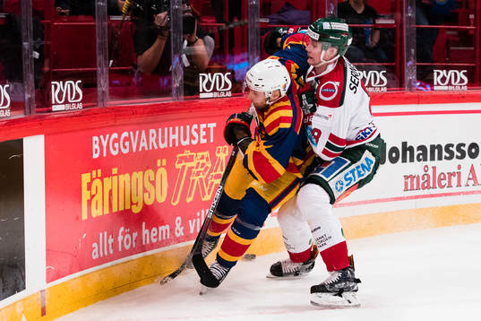 Djurgårdens Calle Ridderwall blir tacklad av Frölundas