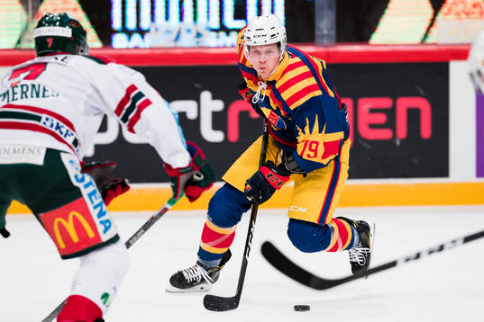 Djurgårdens Patrik Lundh med pucken