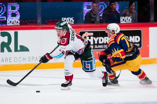 Frölundas Victor Olofsson jagas av Djurgårdens Patrik