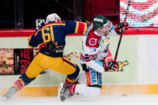 Djurgårdens Markus Ljungh i kamp om pucken med Frölundas